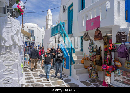 Souvenir Shop mit Taschen an einer schmalen Gasse, Mykonos Stadt, Mykonos, Kykladen, Ägäis, Griechenland Stockfoto