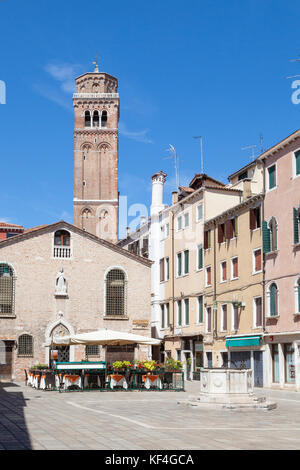 San Polo, Venedig, Venetien, Italien. Campo San Toma mit seiner kleinen Kirche, alten Brunnen und Open air Restaurant mit der Frari Campanile hinter Stockfoto