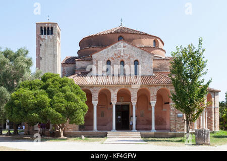 Alte Kirche von Santa Fosca, Torcello, Island, North Lagoon, Venedig, ialy gebaut in der Form eines Kreuzes mit dem Glockenturm der Basilika neben. Stockfoto