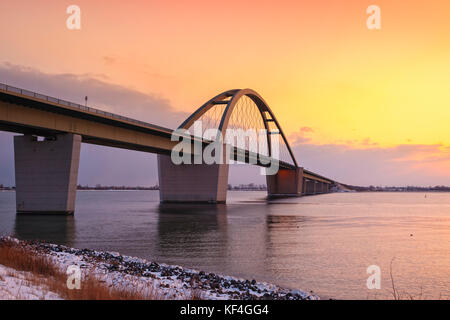 Fehmarnsundbrücke oder Fehmarn Sound Bridge im Winter Sonnenuntergang Stockfoto