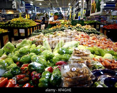 Antipolo City, Philippinen - 19. Oktober 2017: Sortiert frisches Obst und Gemüse im Supermarkt verkauft. Stockfoto