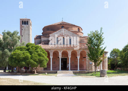 Die Kirche aus dem 11. Jahrhundert von Santa Fosca auf Torcello Insel, Venedig, Venetien, Italien im Norden der Lagune in Form eines griechischen Kreuzes errichtet. Die Campanil Stockfoto