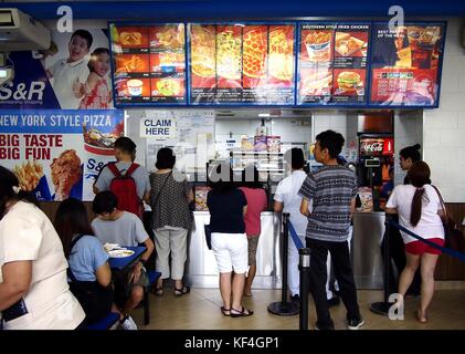 Antipolo City, Philippinen - 19. Oktober 2017: Kunden Line up an der Kasse einer Pizza Restaurant. Stockfoto