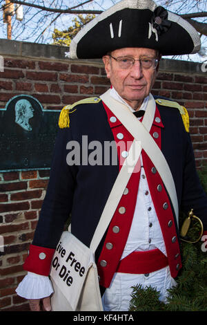 Alexandria, Virginia, USA. Historische Re-Enactor am Grab des Unbekannten Soldaten des revolutionären Krieges. Präsidenten Day Zeremonie, 2017. Für ED Stockfoto