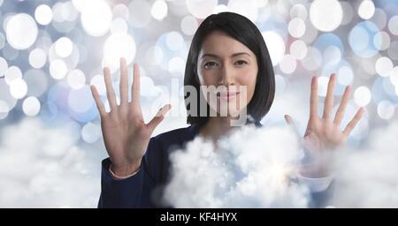 Digital composite von Wolken umgeben Geschäftsfrau berühren Luft vor funkelt Stockfoto