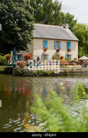 Die Schleuse Keepers Cottage in Rohan auf dem Canal Nantes Brest im Morbihan Bretagne Frankreich Stockfoto