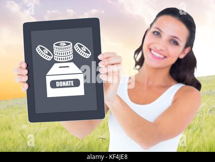 Digital composite von Frau mit Tablet mit Spenden und Geld Symbol für Nächstenliebe Stockfoto