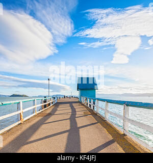 Alter Steg bei Petone, Wellington, Neuseeland unter einem dramatischen sonnigen Himmel. Stockfoto
