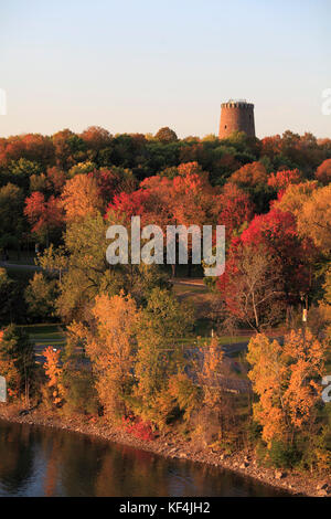 Kanada, Quebec, Montreal, Ste-HŽlne Island, Herbstlaub, Turm, Stockfoto