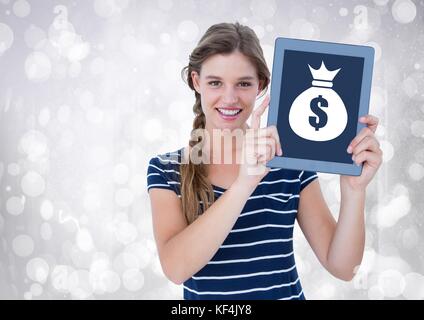 Digital composite von Frau mit Tablet mit Geld beutel Symbol Stockfoto