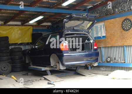 Auto Reifen am Auto Service Shop geändert Stockfoto