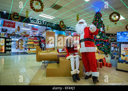 Colombo, Sri Lanka - Dezember 2016: Santa Claus begrüßt die Menschen in Bandaranaike International Airport Stockfoto