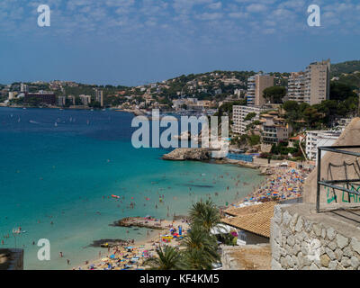 Belebte Strände säumen die Küste mit Blick auf Cala Nova in der Sant Agusti Gegend von Palma, Mallorca, Spanien Stockfoto