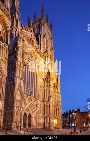 York Minster, den Westen vorne leuchtet in der Dämmerung. Stockfoto