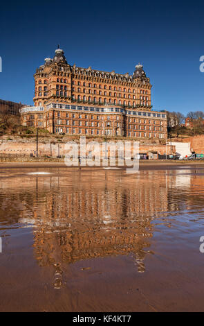 Grand Hotel, Scarborough, in der nassen Strand bei Ebbe wider. Stockfoto