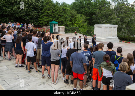 Arlington National Cemetery, Arlington, Virginia, USA. Eine Schule Gruppe beobachten die Ehrengarde am Grab des Unbekannten Soldaten. Stockfoto