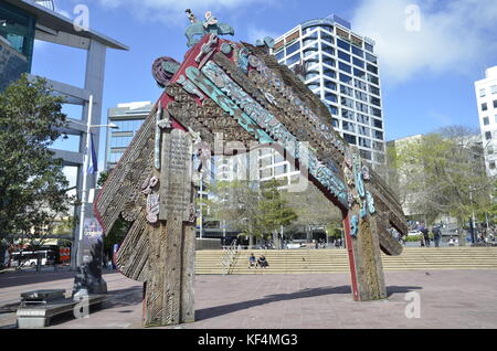 Waharoa, eine geschnitzte Darstellung eines traditionellen Maori Eingangstor von Selwyn Muru, in Aucklands Aoeta Square Stockfoto