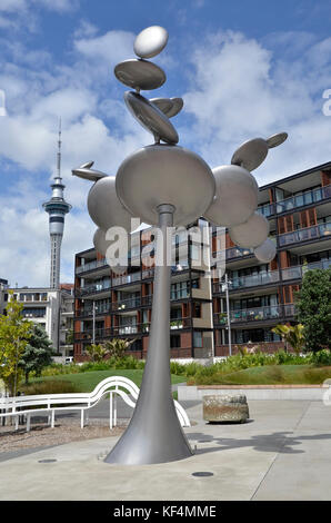 "Zytoplasma", eine kinetische Skulptur von Wind Phil Preis in Aucklands Viaduct Hafen Waitemata Plaza, mit dem Auckland skyline hinter sich. Stockfoto