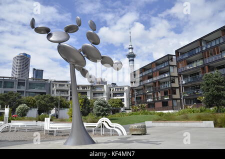 "Zytoplasma", eine kinetische Skulptur von Wind Phil Preis in Aucklands Viaduct Hafen Waitemata Plaza, mit dem Auckland skyline hinter sich. Stockfoto