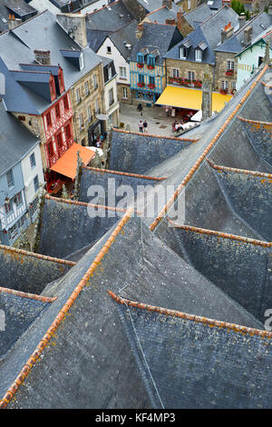 Mit Blick auf die Dächer und den Platz der mittelalterlichen Festung Stadt Josselin im Tal stürzen im Morbihan Bretagne Frankreich. Stockfoto