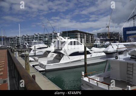 Boote in Viaduct Harbour in Auckland, Neuseeland. In der Zeit der Bild im Jahr 2017, der Hafen war als die Heimat der Americas Cup betitelt Stockfoto