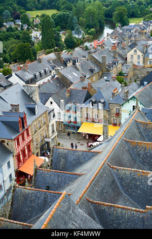 Mit Blick auf die Dächer und den Platz der mittelalterlichen Festung Stadt Josselin im Tal stürzen im Morbihan Bretagne Frankreich. Stockfoto