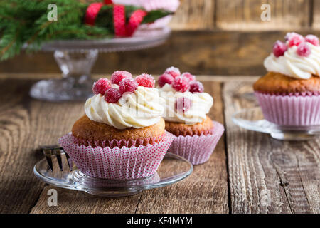 Kandierte Preiselbeeren und Rahm Käse hausgemachte Muffins auf Holzbrett. hausgemachte Herbstferien Dessert auf rustikalen Tisch Stockfoto