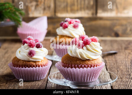 Kandierte Preiselbeeren und Rahm Käse hausgemachte Muffins auf Holzbrett. hausgemachte Herbstferien Dessert auf rustikalen Tisch Stockfoto