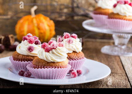 Kandierte Preiselbeeren und Rahm Käse hausgemachte Muffins auf Holzbrett. hausgemachte Herbstferien Dessert auf rustikalen Tisch Stockfoto