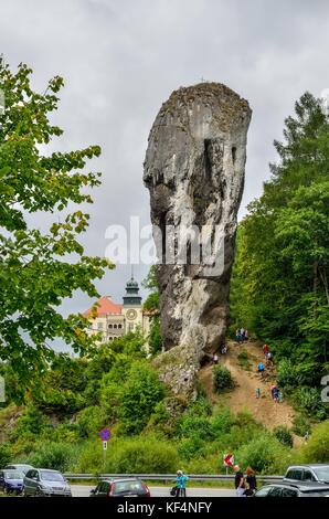 PIESKOWA SKALA, POLEN – 13. AUGUST 2017: Herkules-Keule und Burg in Pieskowa Skala, Polen. Stockfoto