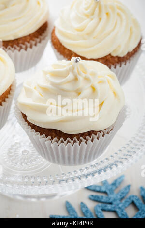 Hausgemachte weihnachten Cupcakes mit Cream Cheese frosting auf Kuchen stehen auf hellen Hintergrund für Urlaub gönnen, hohe Betrachtungswinkel Stockfoto