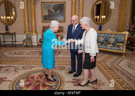 Königin Elizabeth II. Trifft den Vizegouverneur von Nova Scotia, den Hon. Arthur LeBlanc, in Begleitung von Frau LeBlanc, während einer privaten Audienz im Buckingham Palace, London. Stockfoto