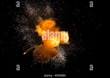 Realistische feurigen Explosion mit Funken über einen schwarzen Hintergrund. fireball Detonation Stockfoto