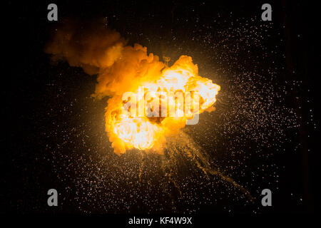 Realistische feurigen Explosion mit Funken über einen schwarzen Hintergrund. fireball Detonation Stockfoto