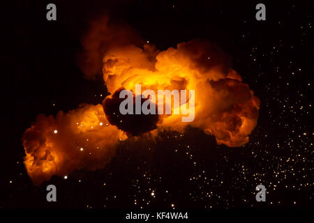 Realistische feurigen Explosion mit Funken über einen schwarzen Hintergrund. fireball Detonation Stockfoto