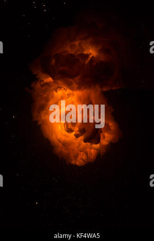 Realistische feurigen Explosion mit Funken über einen schwarzen Hintergrund. fireball Detonation Stockfoto