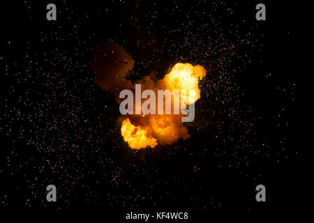 Realistische feurigen Explosion mit Funken über einen schwarzen Hintergrund. fireball Detonation Stockfoto