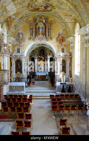 Blick auf den Altar aus der inneren Balkon, Hallenbad der pilgernden Kirche von veti Rok" (st. Rok) in Šmarje pri Jelšah, Slowenien. Stockfoto