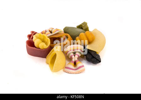 Nudeln in der Form von Muscheln und Schmetterling Bug in allen Farben auf weißem Hintergrund Stockfoto