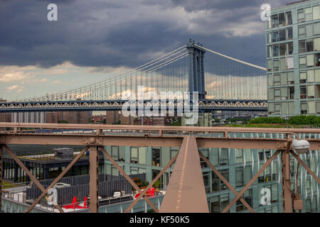 Manhattan Bridge aus Brooklyn Bridge gesehen Stockfoto