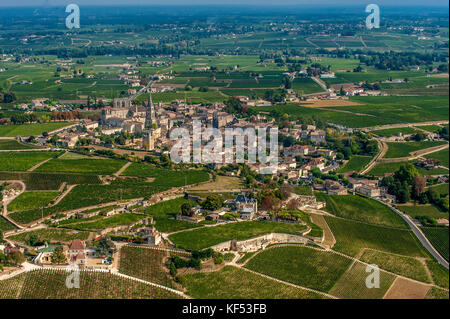 Frankreich, Gironde, Luftaufnahme von Chateau Ausone und Saint-emilion (UNESCO Welterbe) Stockfoto