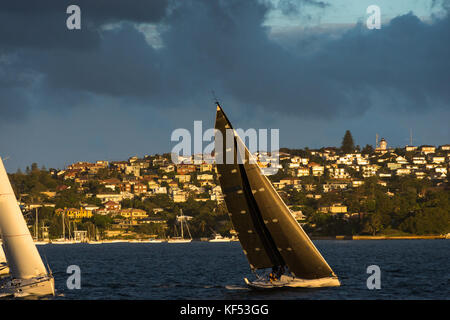 Sydney Hafen im Abendlicht mit dunklen Wolken Overhead. New South Wales, Australien. Stockfoto