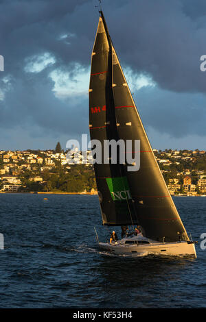 Sydney Hafen im Abendlicht mit dunklen Wolken Overhead. New South Wales, Australien. Stockfoto