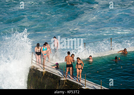 Große Wellen in der Nähe des Eisbergs club Swimmingpool in der Nähe von Bondi Beach, Sydney, Australien. Stockfoto