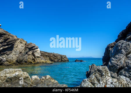 Strand in Capo d'Orlando Sizilien mit Felsen Stockfoto