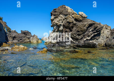 Strand in Capo d'Orlando Sizilien mit Felsen Stockfoto