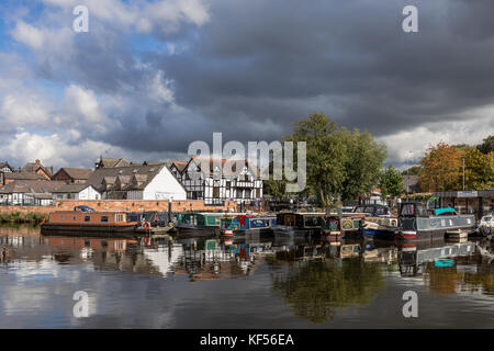 Narrowboats günstig entlang des Flusses Weaver in Northwich, Cheshire, Großbritannien Stockfoto