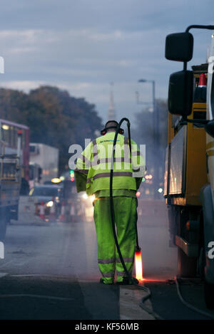 Straßenarbeiten an der oberen Straße in Engel, Islington, Oktober 2017 Stockfoto