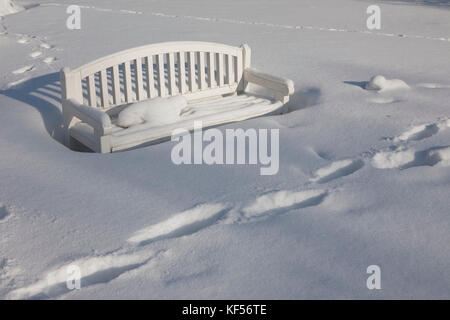 Parkbank teilweise unter einem schweren Fall von Schnee begraben, Kadriorg Park, Tallinn, Estland Stockfoto