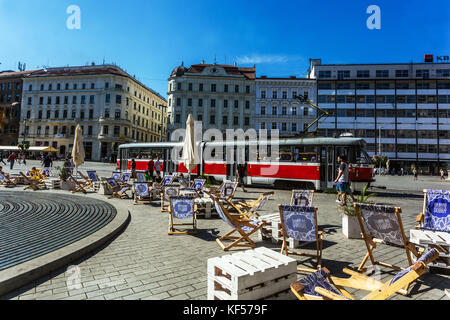 Straßenbahn Brünn Freiheitsplatz Tschechische Republik Straßenbahn auf Namesti Svobody Brünn Altstadtplatz Sonnenliegen an einem sonnigen Sommertag Stockfoto